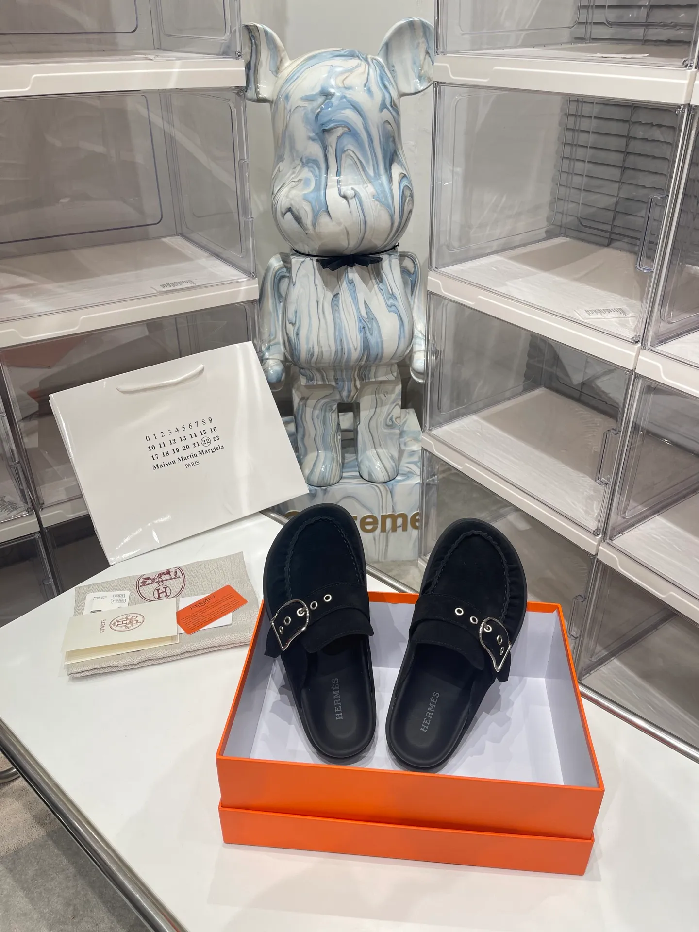 [H Family Hermès] P: 540💰 Size: Male 39-44 (45 46 customized) Female 35-40 (41 42 customized) HERMES Hermès latest kelly buckle couple style Birkenstock slippers, classic family language design! It looks good no matter how you match it! Casual and high-end feeling, the comfort is also great, paired with a variety of colorful socks, it gives a trendy and high-end feel ●Upper: imported cow suede ●Inner: imported sheepskin ●Foot pads: imported mixed sheepskin ●Outsole: Tpu non-slip and wear-resistant outsole